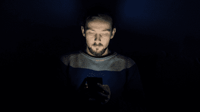 Максимально обмежте синє світло ввечері